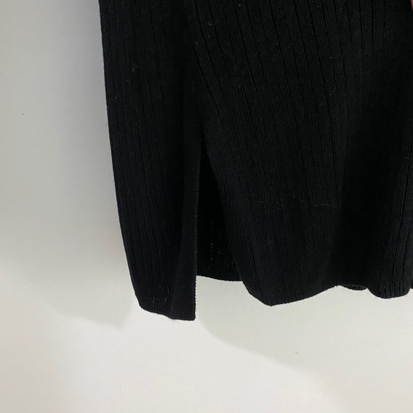 6 Hr. Sale Guess V Neck Sweater - Picture 4 of 6